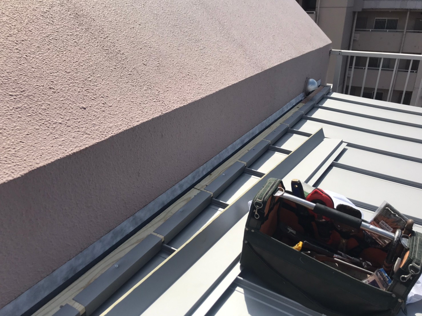 マンションの庇から雨漏り防水工事